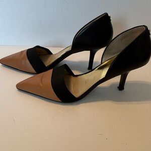 MIchael Kors Wendy‎ Sun/Tan/Black D'orsay Pump - size 8
